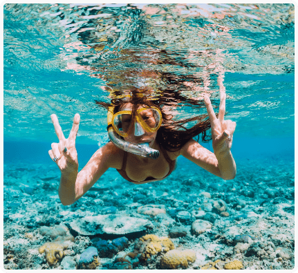 Femme faisant du snorkeling